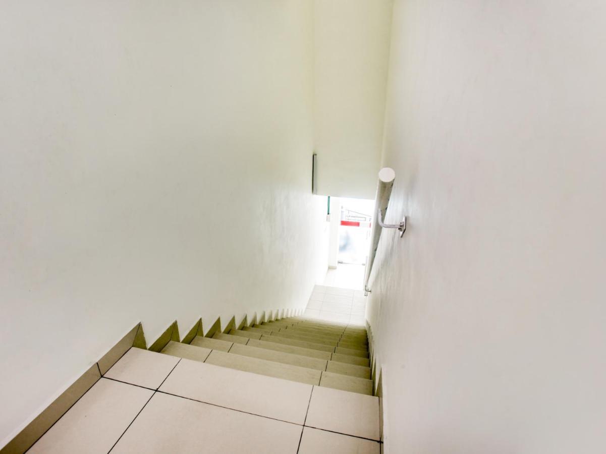 Oyo 89677 Sunflower Hotel Серембан  Экстерьер фото